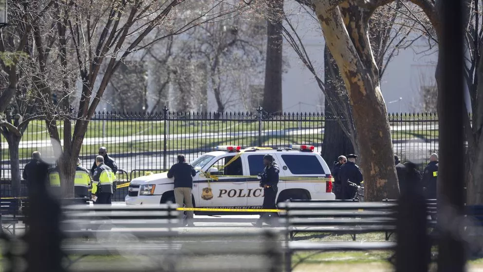 Una persona presuntamente se dispara frente a la Casa Blanca