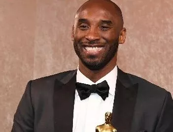 Suben pedidos de retirar el Oscar a Kobe Bryant