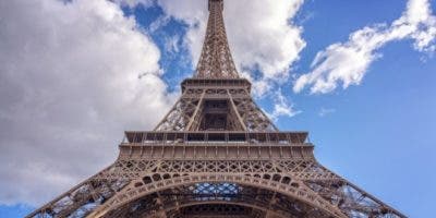 Evacúan la Torre Eiffel y sus alrededores por una alerta de bomba