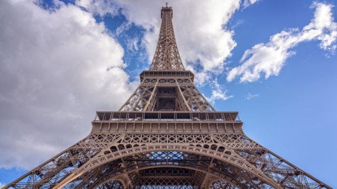 La Torre Eiffel celebra con música, fotos, juegos y teatro su 130 aniversario