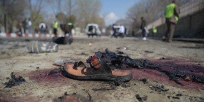 Decenas de muertos, muchos de ellos jóvenes, por un atentado suicida en Kabul