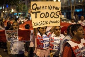 Grupo de manifestantes frente al Congreso reclamando "Que se vayan Todos".