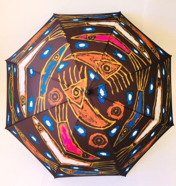 Antonio Guadalupe pinta de colores sus sombrillas con elementos de la cultura taína