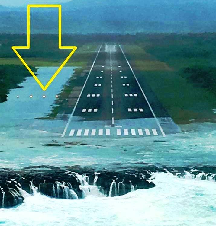 Fuertes oleajes inundan la pista de aterrizaje del aeropuerto de Puerto Plata