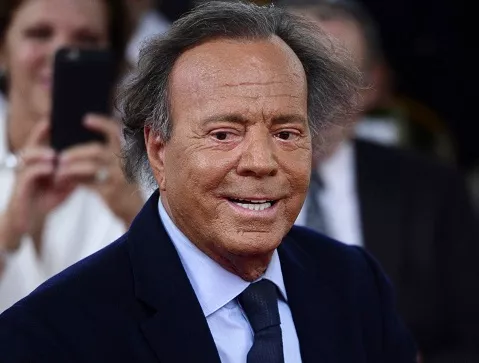 Julio Iglesias quiere le envíen demanda de paternidad a Punta Cana