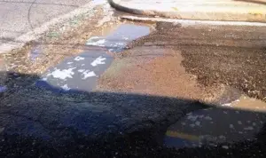 Ciudadanos siguen al grito por hoyos y baches en municipio San Felipe de Puerto Plata