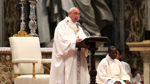 El papa Francisco pide a los curas que sean “cercanos y callejeros” en la misa Crismal