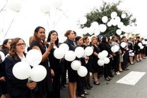 Lanzan globos blancos en homenaje a mujeres víctimas de la violencia de género