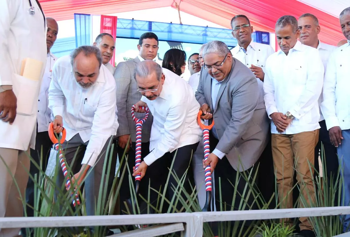 Danilo Medina inaugura moderno centro clínico y diagnóstico de atención primaria en Neyba