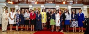 Presidente Danilo Medina entrega Medalla al Mérito a 13 mujeres dominicanas