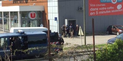 Al menos dos muertos en toma de rehenes en un supermercado en el sur de Francia