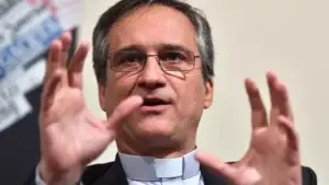 Director de medios del Vaticano dimite por carta manipulada