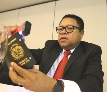Dominicanos en Nueva York demandan revocar aumento de pasaportes