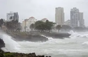 El COE emite alerta verde en la costa Atlántica por oleaje anormal