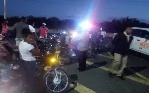 Detienen motociclistas por echar carreras en las autopistas Las Américas, Duarte y 6 de Noviembre y les retienen sus motocicletas