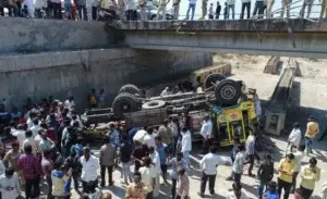 Al menos 25 invitados a una boda mueren en accidente de autobús en la India