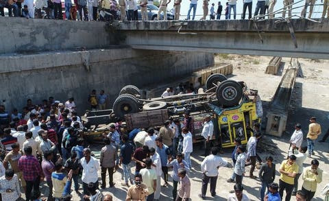 Al menos 25 invitados a una boda mueren en accidente de autobús en la India