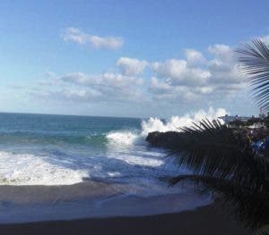 Playas de Puerto Plata semidesiertas por fuerte oleaje; algunos bañistas se dieron chapuzón