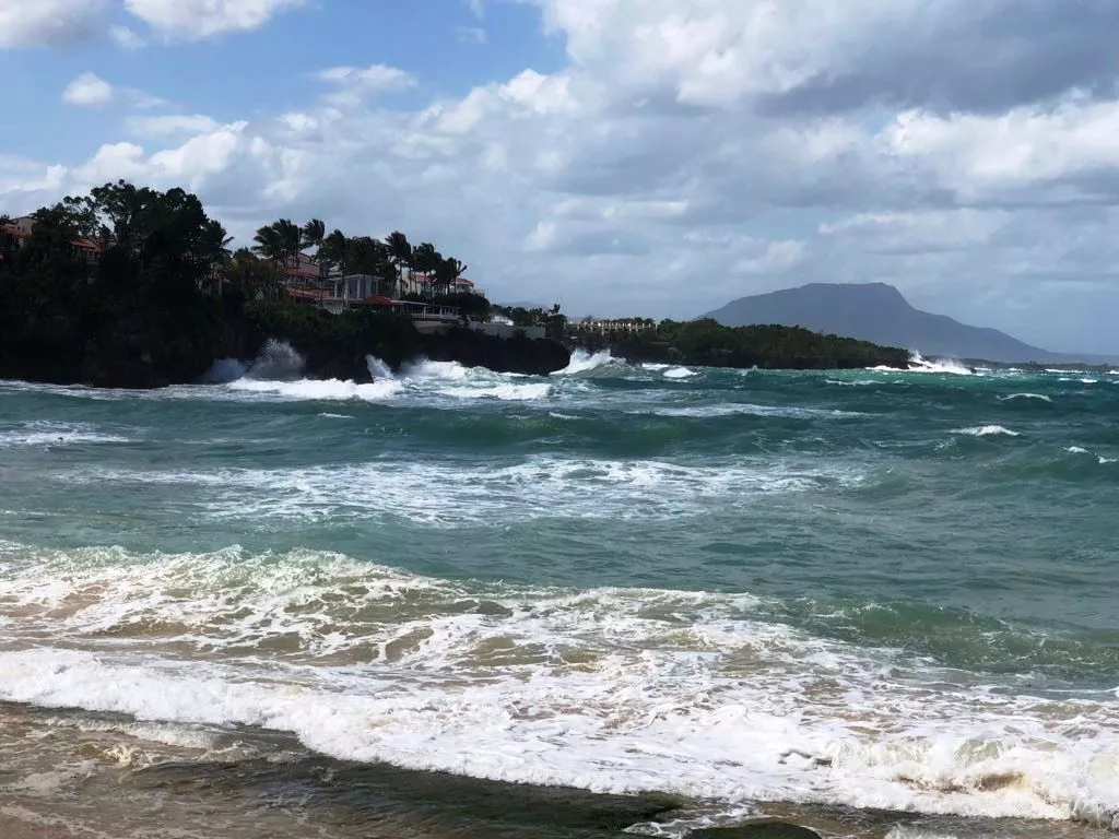 Prohíben acceso a bañistas y actividades acuáticas en playas del litoral costero de Puerto Plata por fuertes oleajes