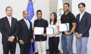 La empresa CardNET otorga becas a la excelencia estudiantil