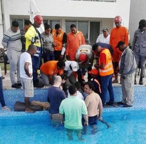 Socorristas auxilian niño que quedó atascado en conducto de una piscina en Puerto Plata