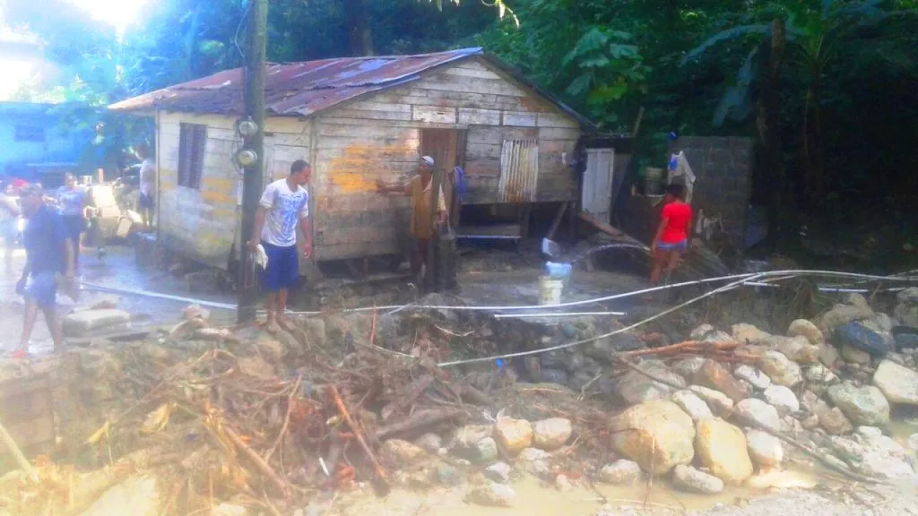 temporal-de-lluvias-causa-inundaciones-y-danos-a-infraestructuras-en-varios-sectores-del-municipio-de-imbert