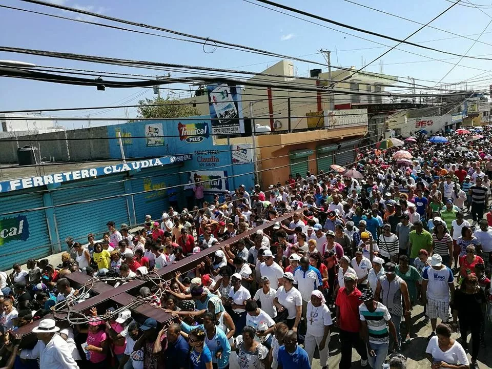 Miles de feligreses de Los Alcarrizos participan en viacrucis