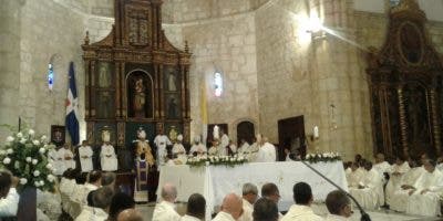 Arzobispo Ozoria encabeza Misa Crismal; renuevan las promesas sacerdotales