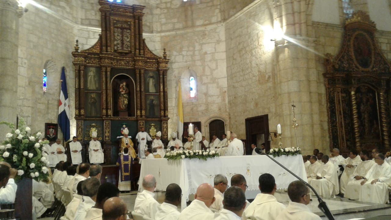 Arzobispo Ozoria encabeza Misa Crismal; renuevan las promesas sacerdotales