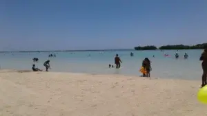 Poco flujo de bañistas en la playa de Boca Chica este Jueves Santo