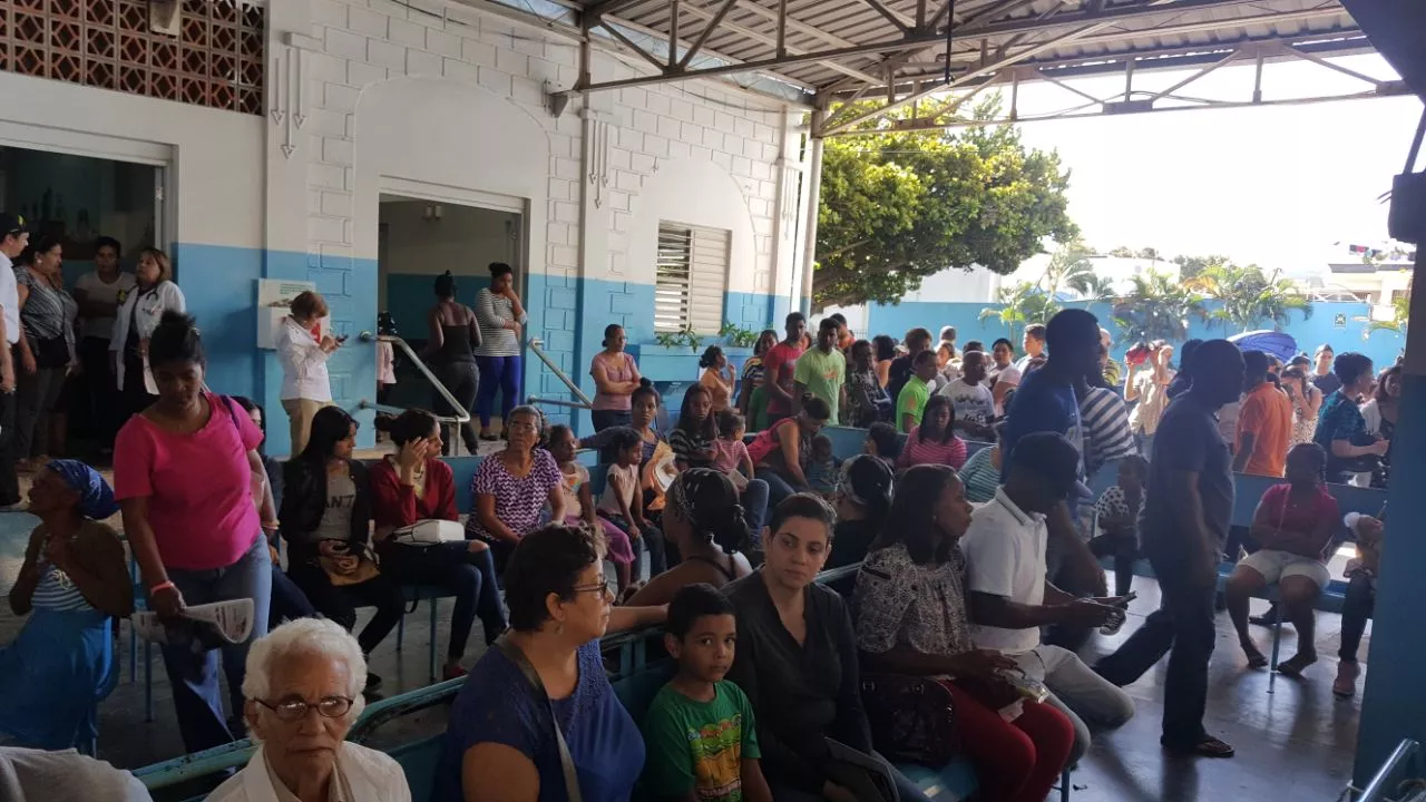 Cientos de personas abarrotan Centro Sanitario Galván para vacunarse contra la difteria, denuncian no hay vacunas