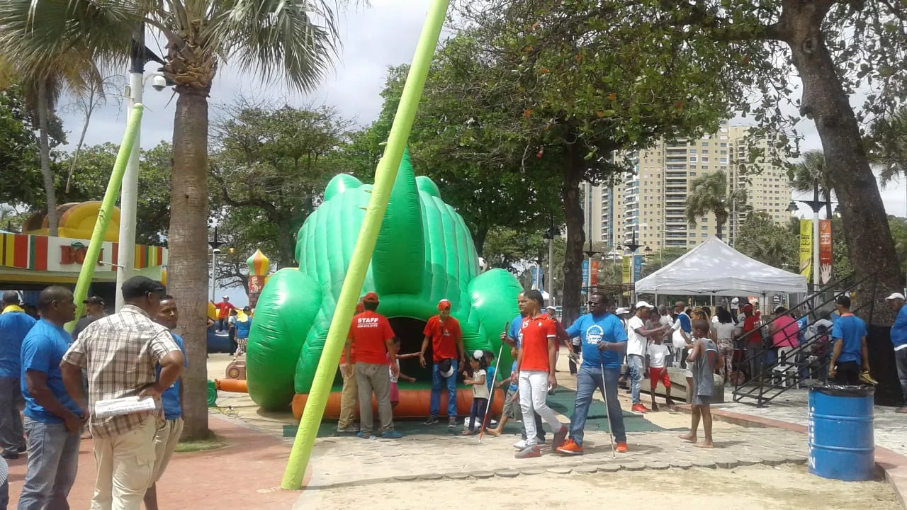 Familias disfrutan de un ambiente de camaraderia durante actividades recreativas en Güibia