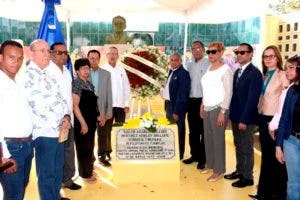 UASD deposita ofrenda floral en busto de Orlando Martínez en 43 aniversario de su asesinato