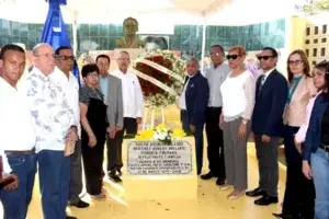 UASD deposita ofrenda floral en busto de Orlando Martínez en 43 aniversario de su asesinato