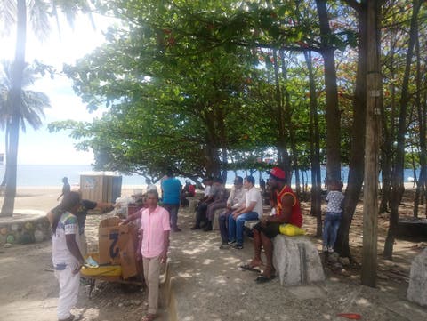 Pese a prohibición, numerosas personas acuden a la playa El Gringo, en Haina