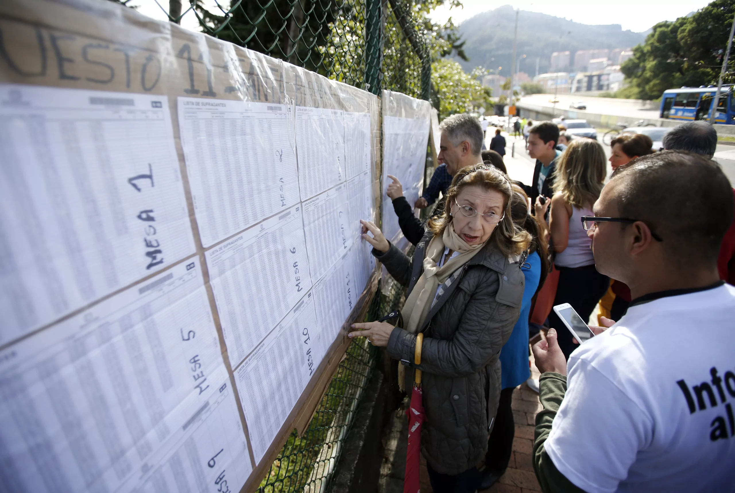 Cierran colegios electorales en Colombia tras polémica por falta de papeletas