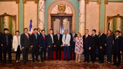 Danilo Medina recibe a empresarios asiáticos interesados en desarrollar  proyectos textiles en el país