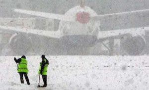 Más de 300 vuelos cancelados en Londres por el temporal de nieve