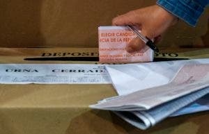 Denuncias de irregularidades ensombrecen elecciones más pacíficas de Colombia