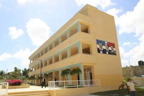 Danilo Medina inaugura una escuela en Villa Tropicalia