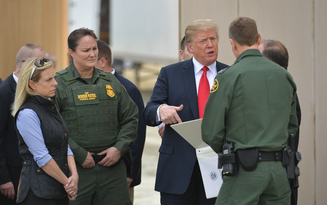 Trump visita ocho enormes prototipos de muro fronterizo