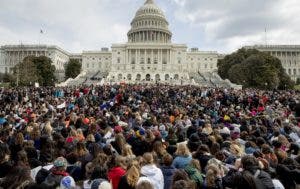 Miles de jóvenes en EEUU protestan contra la violencia con armas de fuego