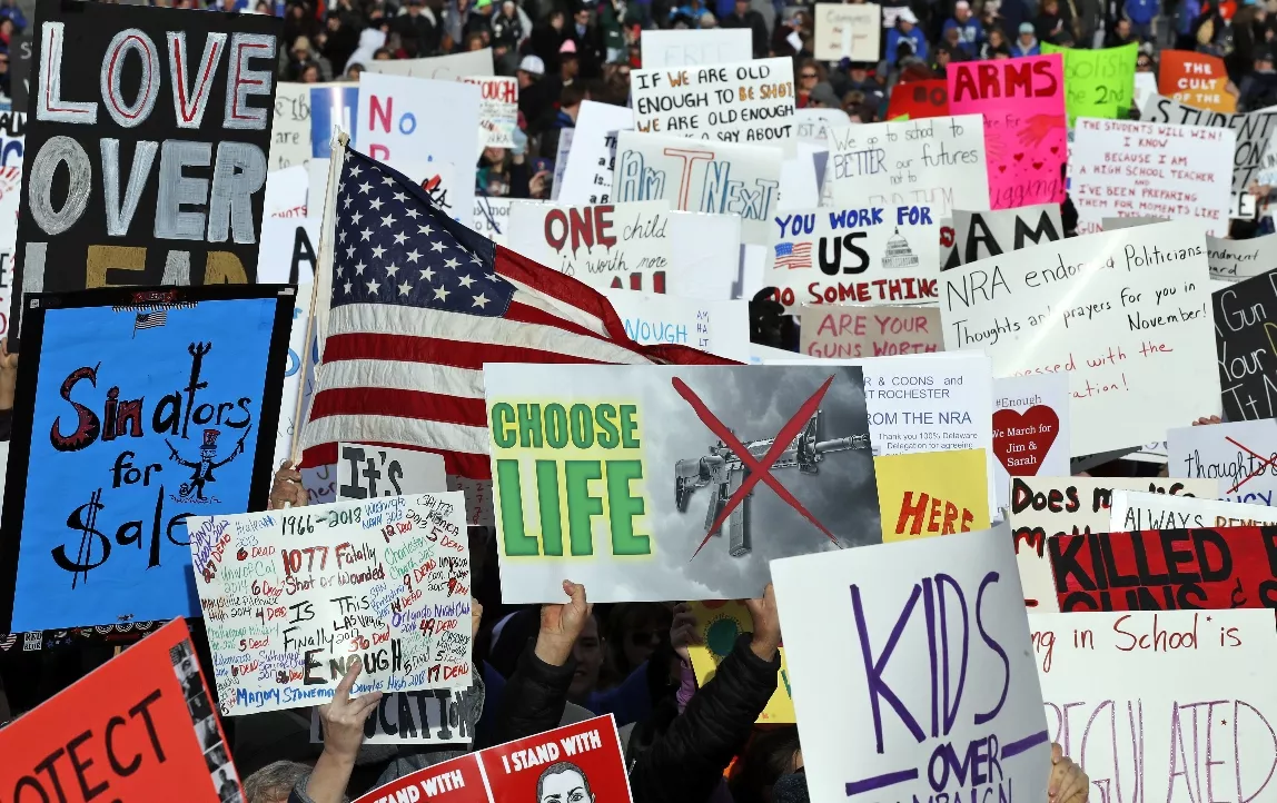 Miles de personas marchan en Estados Unidos por control de armas