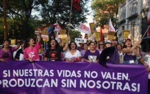 Mujeres toman centro de Asunción en marcha contra violencia y discriminación