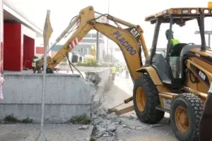 Ayuntamiento inicia demolición de verja impedía paso de transeúntes en avenida John F. Kennedy