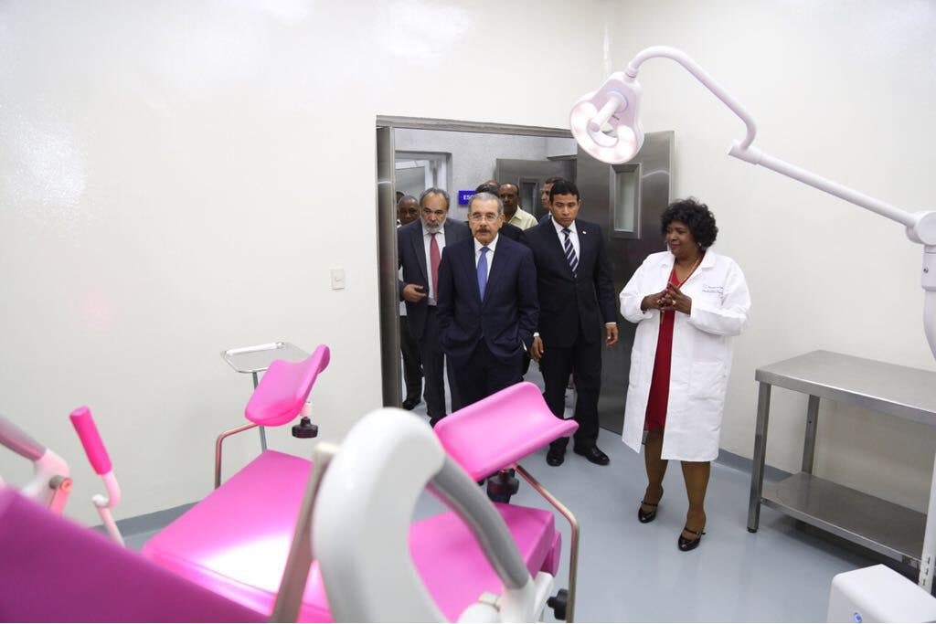 Presidente Medina entrega hospital remodelado y equipado en Polo