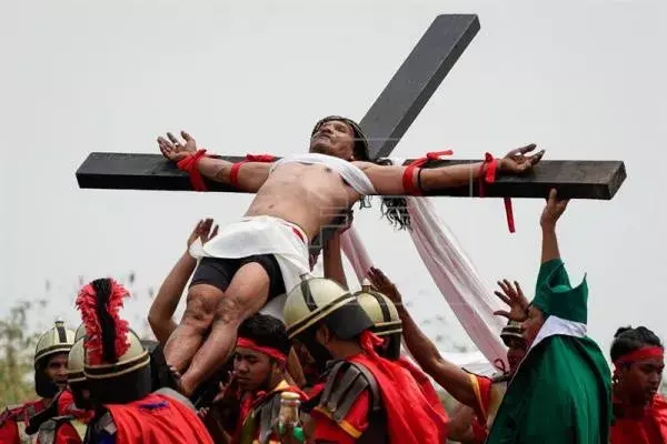 Clavados en la cruz cual Jesucristo, la fe llevada al extremo en Filipinas