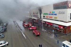 Incendio en centro comercial ruso causa 64 muertos