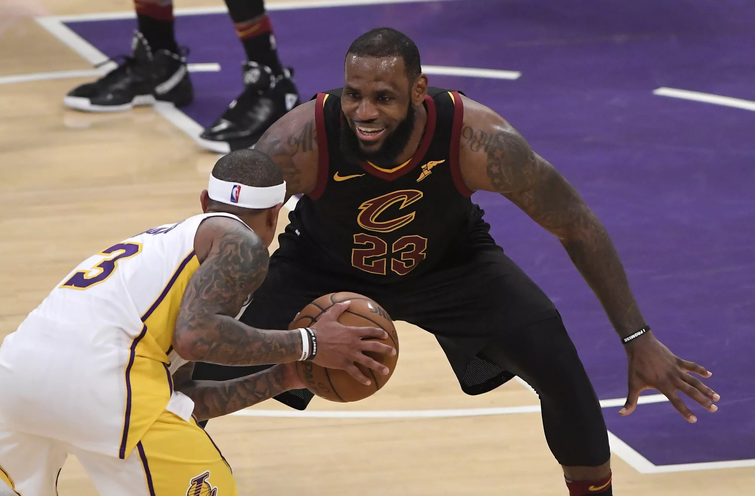 Lakers se burlan de LeBron y Rockets logran boleto a los playoffs