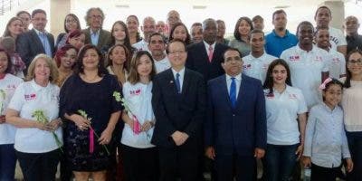 Estudiantes de mandarín realizan una presentación cultural